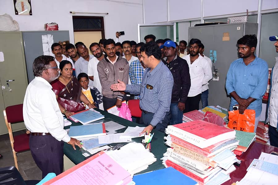 <div class="paragraphs"><p>ಗುಲಬರ್ಗಾ ವಿಶ್ವವಿದ್ಯಾಲಯದ ಮೌಲ್ಯಮಾಪನ ವಿಭಾಗಕ್ಕೆ ಲೋಕಾಯುಕ್ತ ಎಸ್ಪಿ ಜಾನ್ ಆಂಟೋನಿ ಅವರು ಬುಧವಾರ ಭೇಟಿ ನೀಡಿ, ಮೂರ್ನಾಲ್ಕು ವರ್ಷಗಳಿಂದ ಅಂಕಪಟ್ಟಿ ನೀಡದ ಅಧಿಕಾರಿಗಳು ಹಾಗೂ ಸಿಬ್ಬಂದಿ ವಿರುದ್ಧ ಹರಿಹಾಯ್ದರು.</p></div>